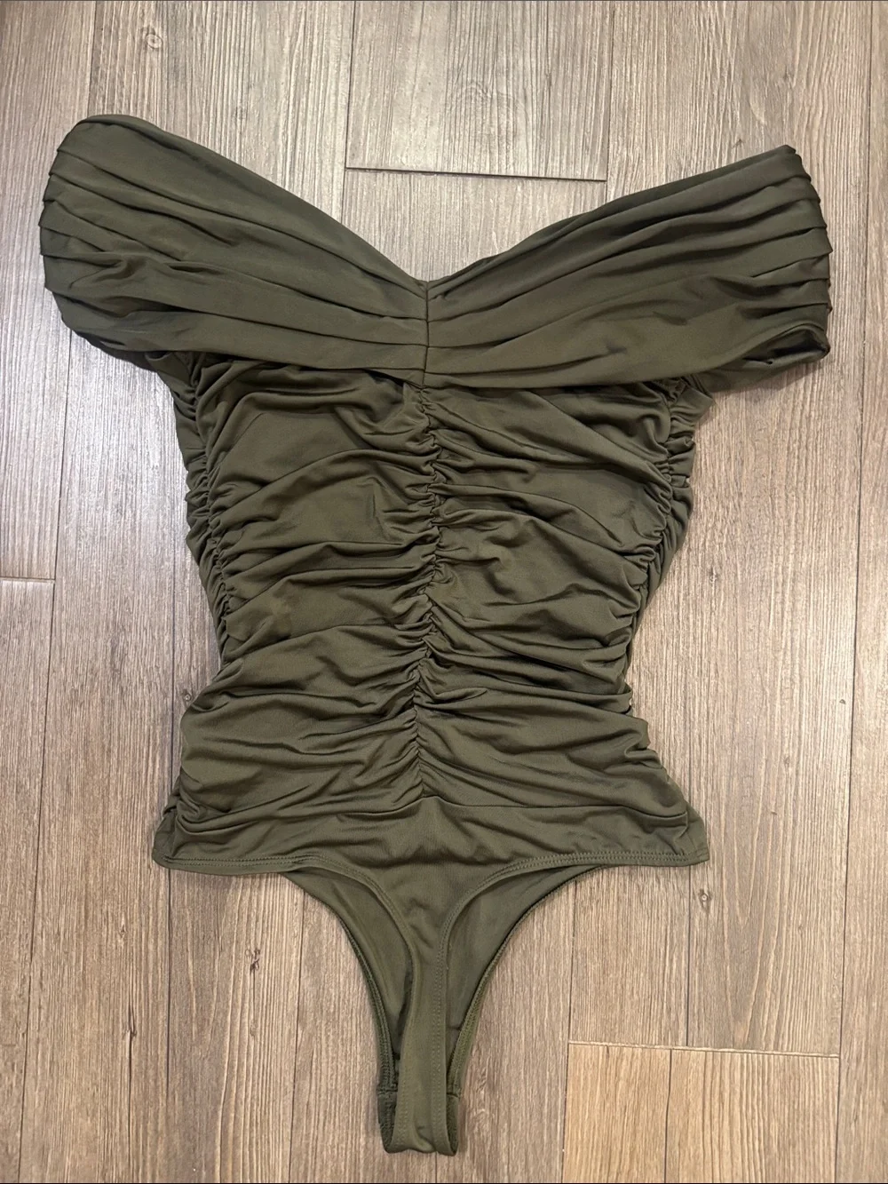 🆕 Express Olive Green Ruched Off-Shoulder Thong Bodysuit. XS. NWT!🔥 - Picture 3 of 4